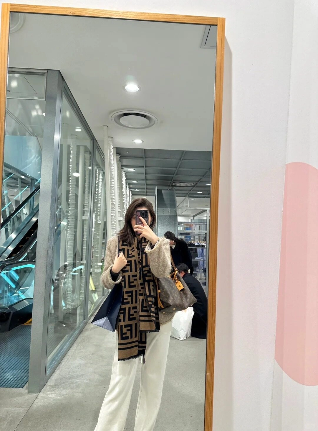 Quàng khăn thời trang, cô gái chụp ảnh tại trung tâm mua sắm hiện đại.