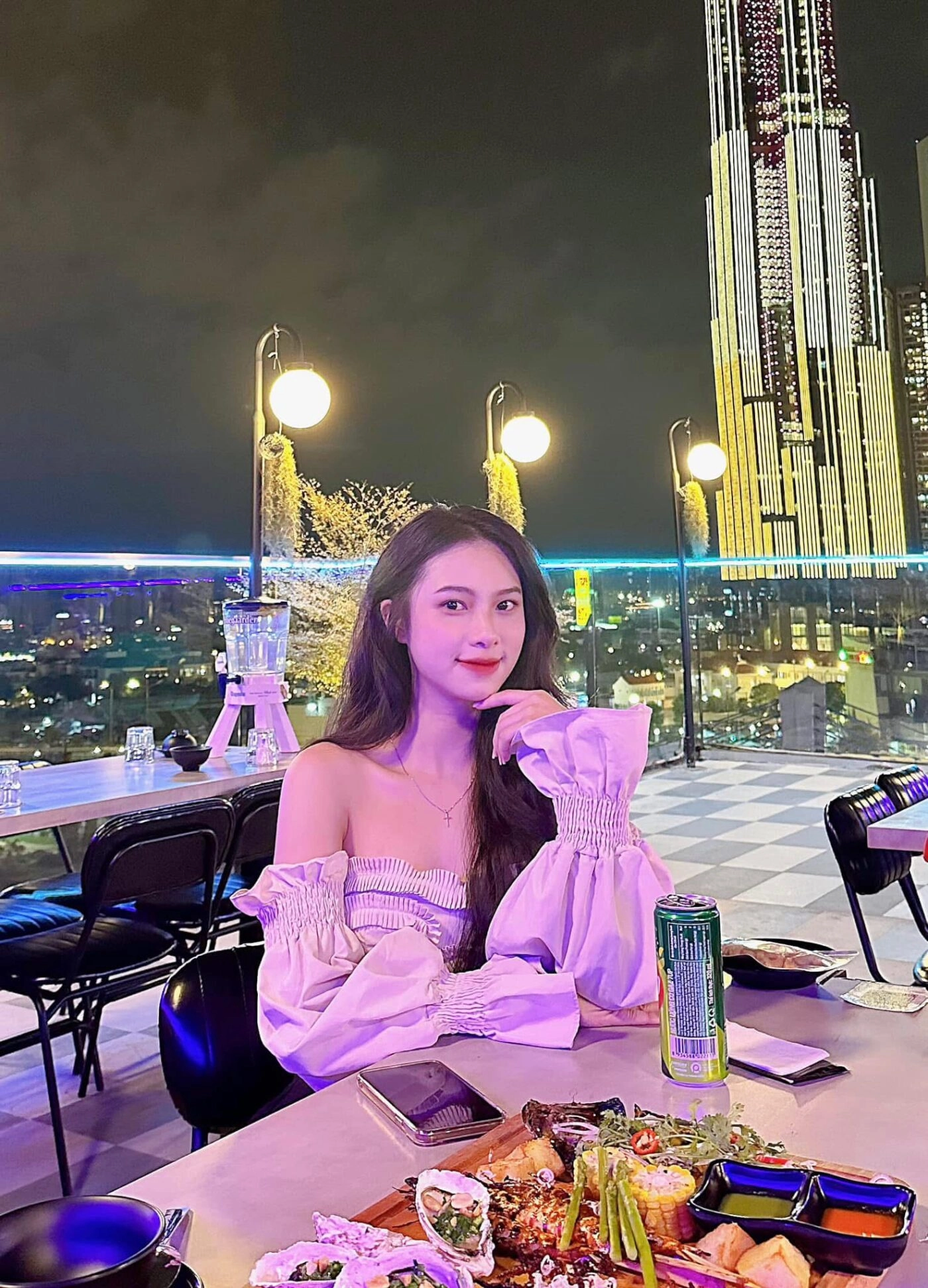 Váy trễ vai màu tím nhạt tay phồng, tóc dài xoã nổi bật buổi tối.
