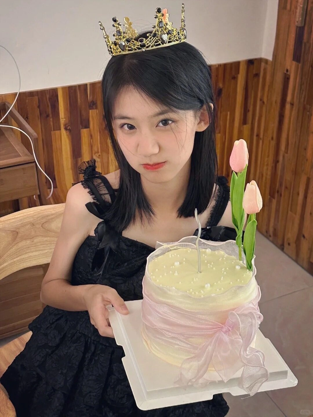 Thiên thần nhỏ diện Váy đen sang trọng, đội vương miện xinh xắn, tạo kiểu bên bánh kem