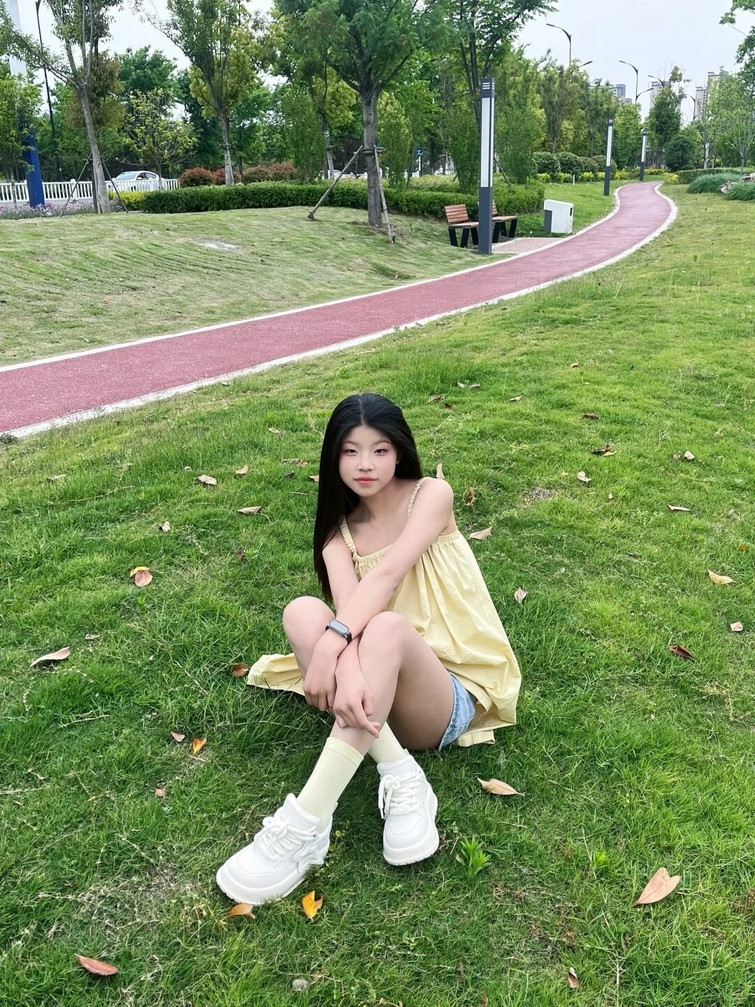 Cô nàng 2k9 tự tin giữa cỏ, trang phục đơn giản nhưng ánh lên vẻ thanh lịch