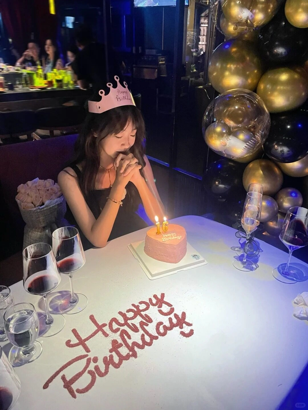 Tạo vẻ sang trọng đáng yêu bên bánh kem hồng, không gian tiệc lung linh rực rỡ. 