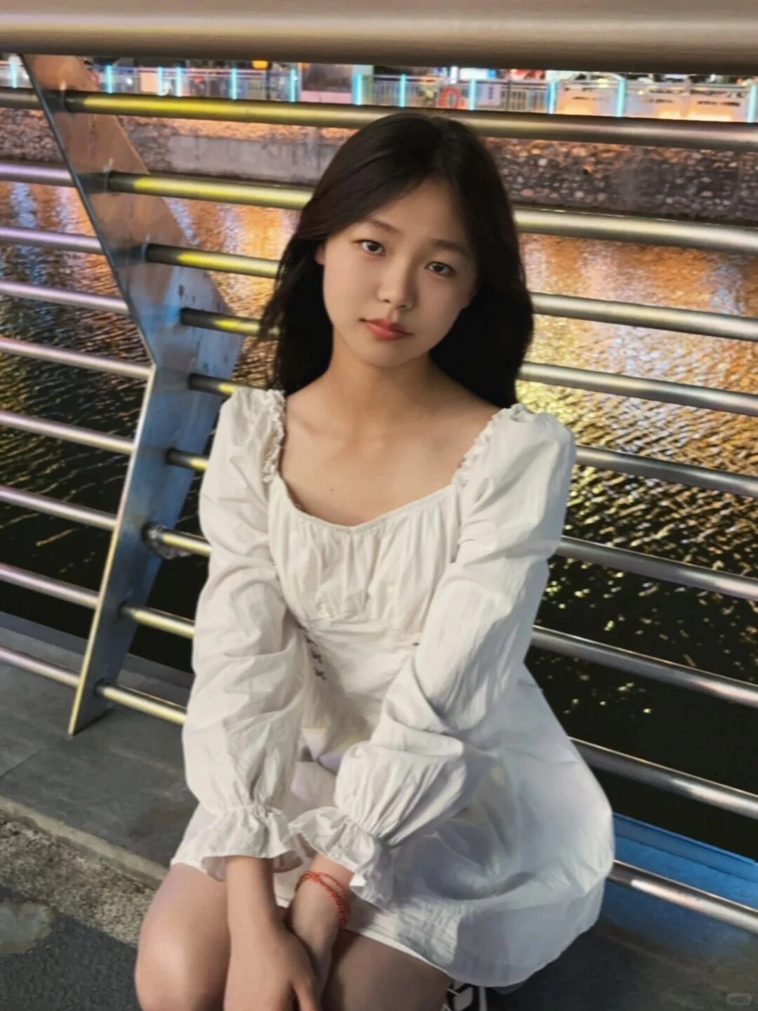 Vẻ đẹp dịu dàng bên sông của cô bé 2k9.